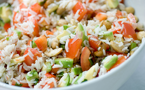 Salade de riz aux tomates et à l'avocat
