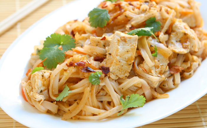 Pad thaï (nouilles de riz sautées au poulet)