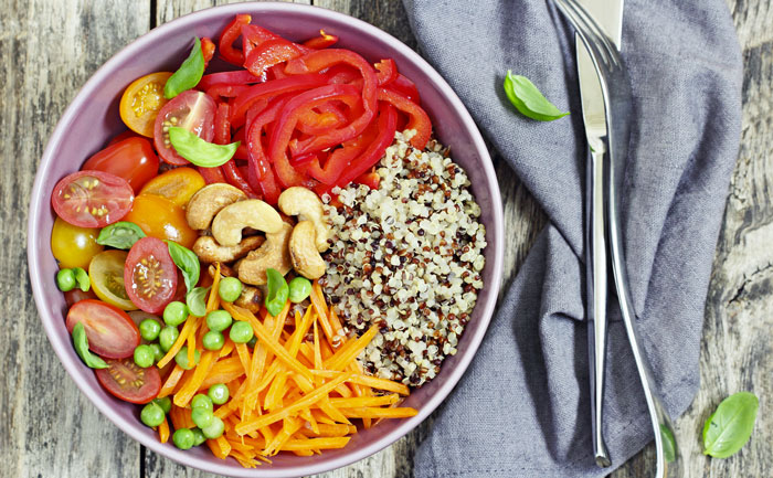 Buddha bowl au quinoa et aux légumes crus